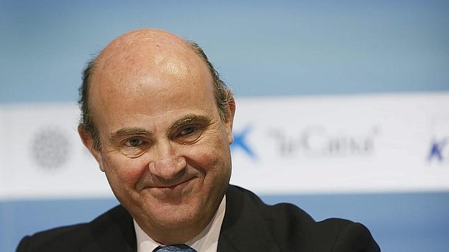 De Guindos ve a España en la «trayectoria» para salir de la crisis