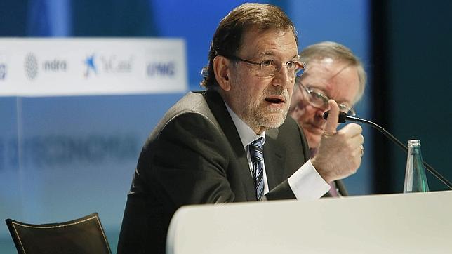 Rajoy acusa al PSOE de «oportunismo» por plantear una reforma constitucional