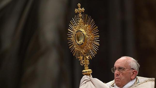 El Papa presidió la primera adoración eucarística mundial en la historia