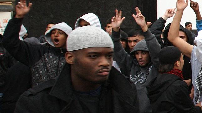 El terrorista de Londres besa un Corán en su primera cita con el juez