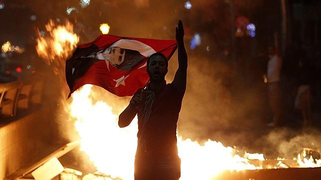 Nuevos choques en la cuarta jornada de protestas contra Erdogan en Turquía