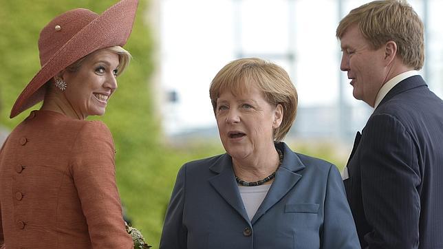 Los reyes de Holanda debaten con Merkel en Berlín sobre la situación del euro