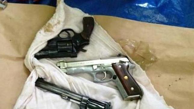 La Guardia Civil halla un zulo y dos pisos de los terroristas de Grapo en Francia