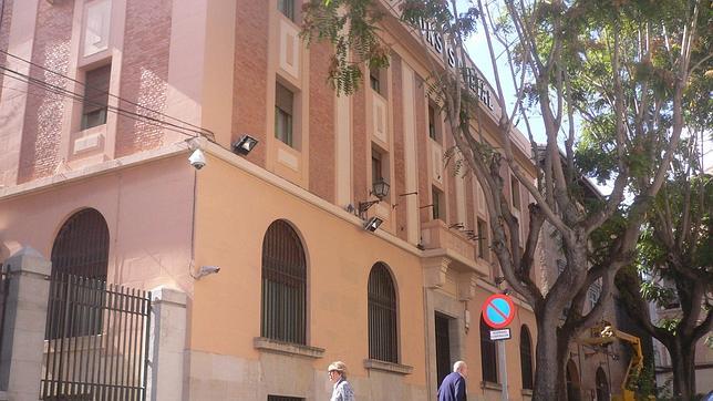 Disfruta durante más de cuatro años de una plaza de funcionario sin tener el título