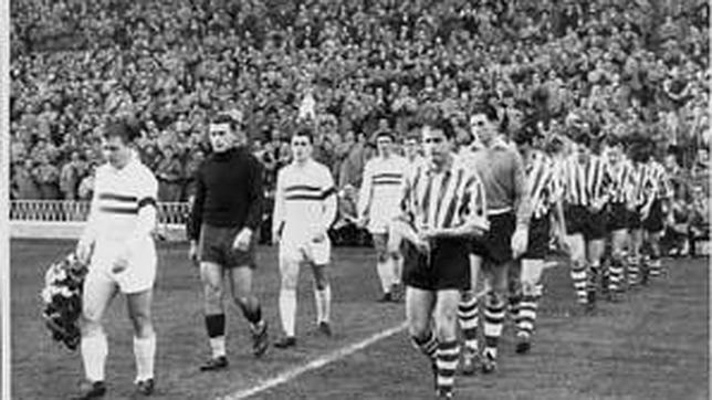 Los jugadores del Athletic y del Honved húngaro de Puskas, saltando al césped de San Mamés el 22 de noviembre de 1956
