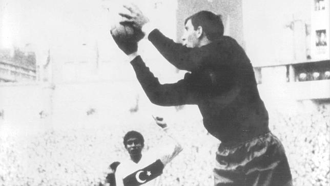 José Ángel Iribar atrapa el balón en un partido clasificatorio para la Eurocopa de 1968 entre España y Turquía en San Mamés