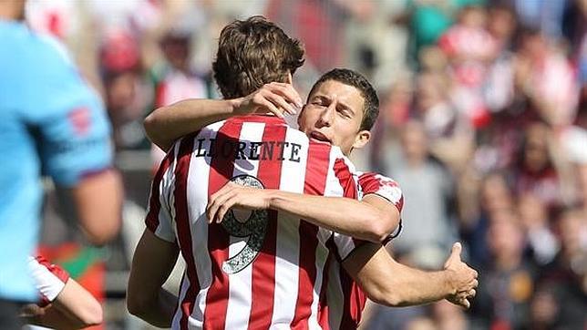 De Marcos abraza al goleador Llorente, en el partido ante el Mallorca