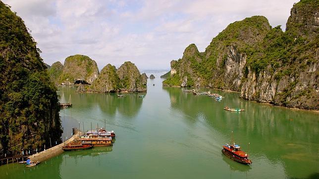 Lo ideal es navegar por la bahía de Halong a bordo de un junco