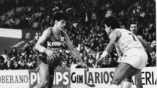 Petrovic, defendido por Biriukov, en un partido contra el Madrid