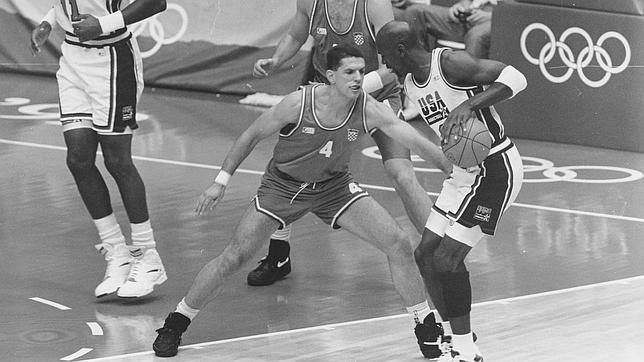 Petrovic defiende agresivamente a Michael Jordan en la final de los juegos de Barcelona