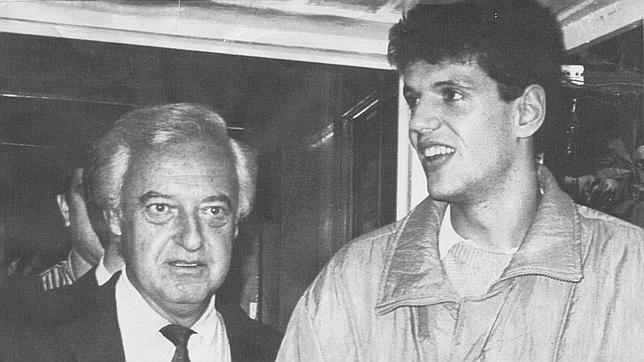Petrovic, junto al presidente del Real Madrid, Ramón Mendoza