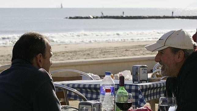 La playa de Pinedo es ideal para disfrutar de una comida frente al mar