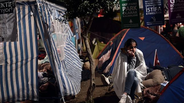 Los manifestantes de Taksim rebajan sus demandas, pero exigen que no se toque ni uno solo de los árboles