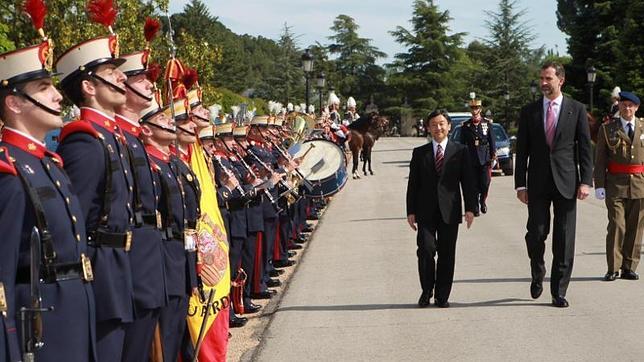 El Príncipe de Asturias recibe con honores al Heredero de Japón
