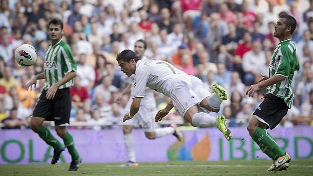 «El mundo del fútbol subestima los riesgos a largo plazo de los impactos en la cabeza»