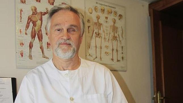 Javier Belaustegui se formó como quiromasajista tras perder gran parte de la visión