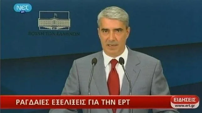 La televisión pública griega se despide en directo entre lágrimas y abrazos