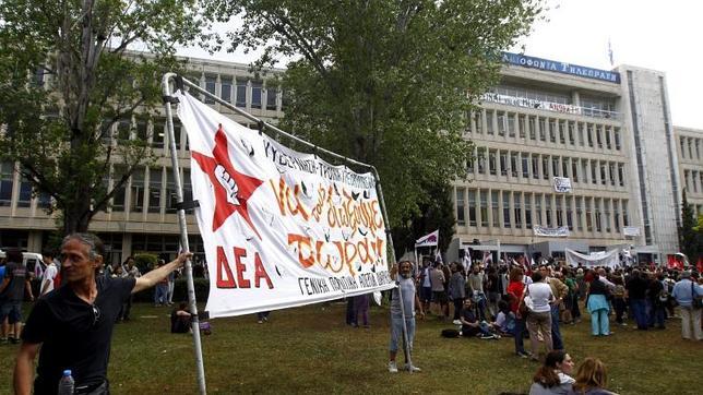 Grecia reacciona al cierre de la TV pública con huelga general y un bloqueo informativo