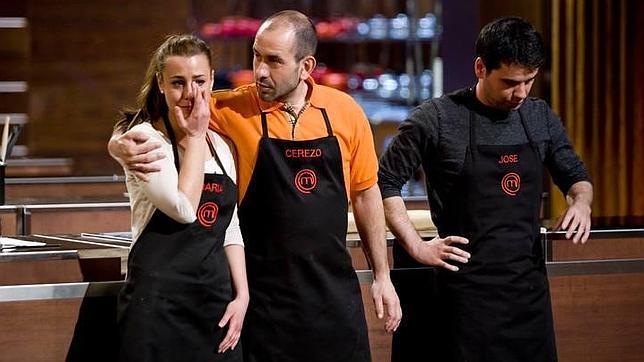 María llora ante la posibilidad de ser expulsada, Cerezo la consuela