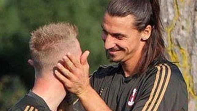Ibrahimovic sujeta con cariño el rostro de Abate