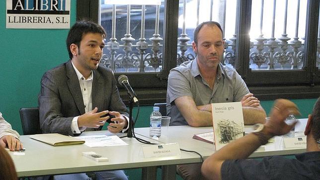 «Inercia gris», relatos para ir en tránsito