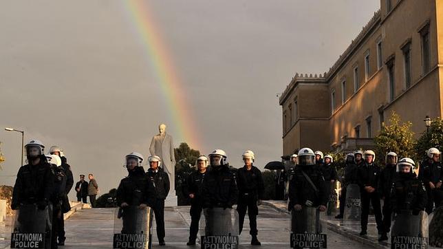 Un grupo de policías protege el Parlamento griego durante las convulsas jornadas de protesta de finales de 2010