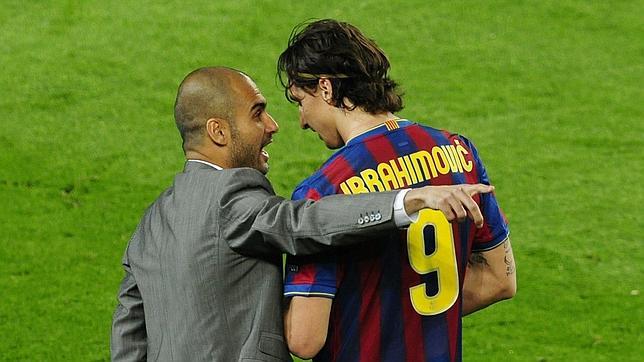 Josep Guardiola da las instrucciones pertinentes a Zlatan Ibrahimovic en el partido de semifinales de Champions entre Barcelona e Inter