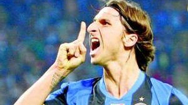 Ibrahimovic, con la camiseta del Inter, manda callar a los aficionados del Giuseppe Meazza