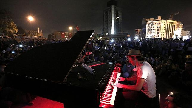 Cientos de personas corean cánticos contra el Gobierno en la plaza Taksim