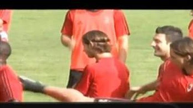 Ibrahimovic suelta la pierna a Strasser