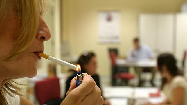 Desde hace siete años, los españoles no pueden fumar en el lugar de trabajo