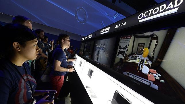 Visitantes juegan con la nueva consola PlayStation 4