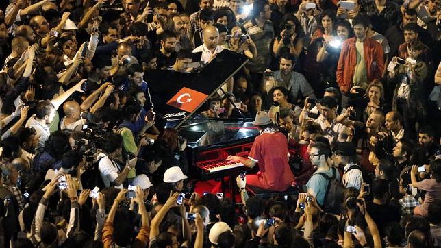 17 horas tocando el piano para «calmar» a los agentes en la plaza Taksim