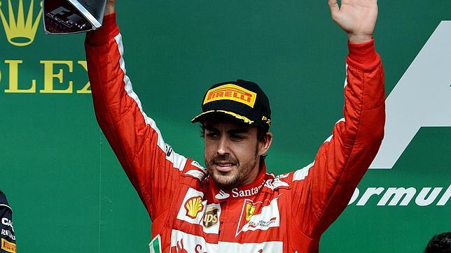 Fernando Alonso, en el podio del circuito Gilles Villeneuve en Montreal, después del Gran Premio de Canadá
