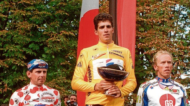 Miguel Induráin se corona vencedor del Tour de Francia 1993. Induráin (centro), Tony Rominger (izq.) y Zenon Jaskula (dcha.) escuchan el himno nacional español en el podio de los Campos Eliseos, en París.