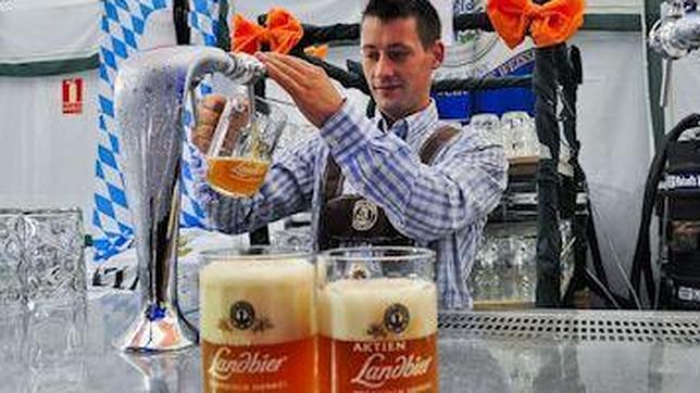 En Torrejón, los camareros visten el típico traje alemán