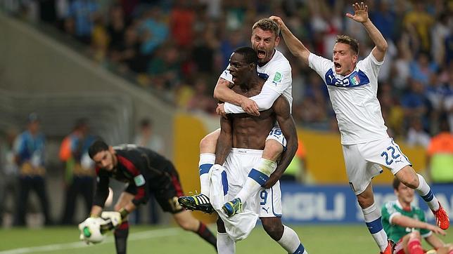 Prandelli regaña a Balotelli por su exhibicionismo