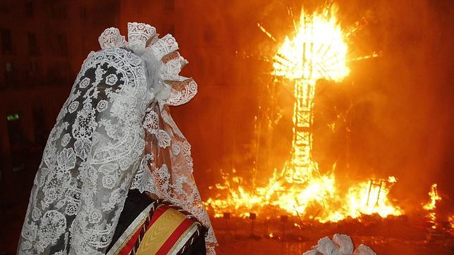 La Bellea del Foc contempla la 'cremà' de la Hoguera Oficial
