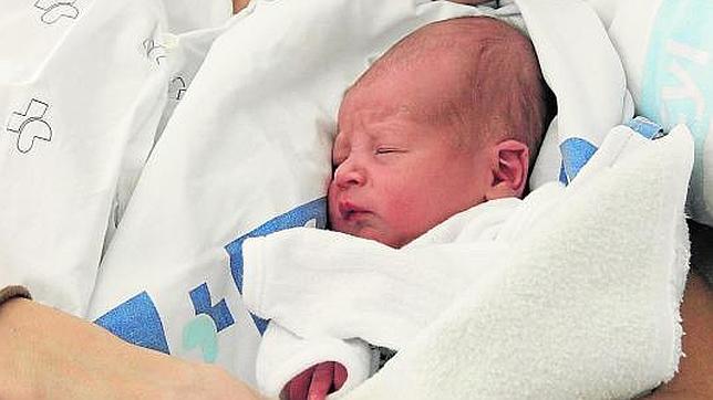 Los nacimientos en España descienden por cuarto año consecutivo y aumentan las muertes