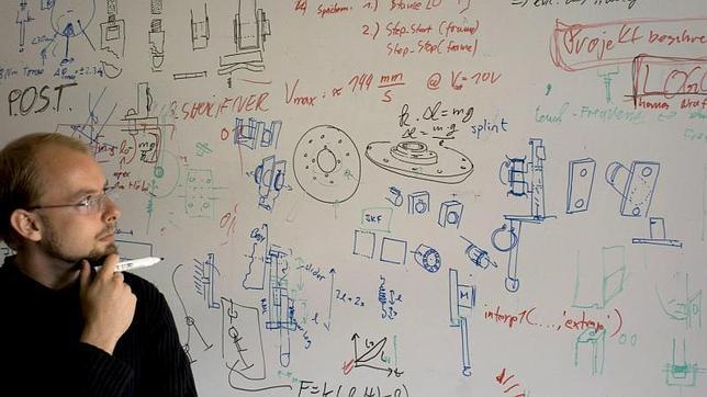 Un investigador piensa frente a una pizarra