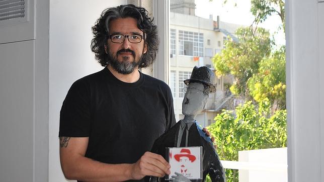 Pessoa seduce a los jóvenes con sus versos rapeados