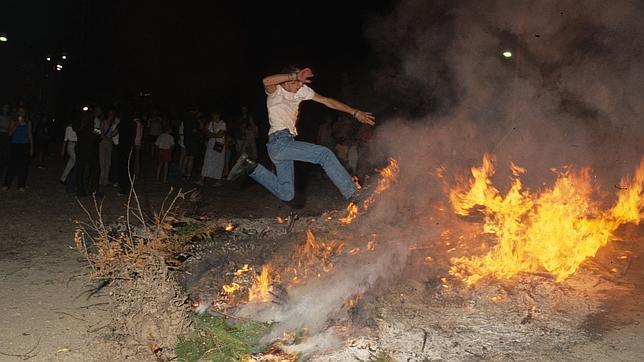 Al final de la fiesta los vecinos de Manzanares el Real saltan la hoguera