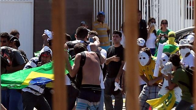 Manifestantes este miércoles junto al estadio Castelao en Fortaleza