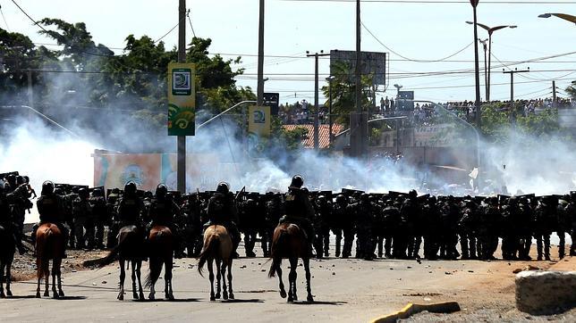 La policía se enfrenta a los manifestantes este miércoles en los alrededores del estadio Castelao en Fortaleza