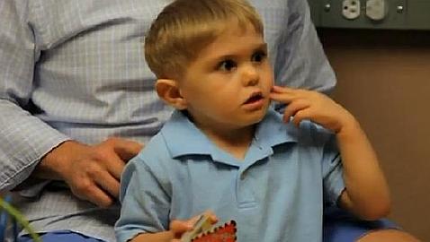 El pequeño Grayson de 3 años oye por primera vez la voz de su padre