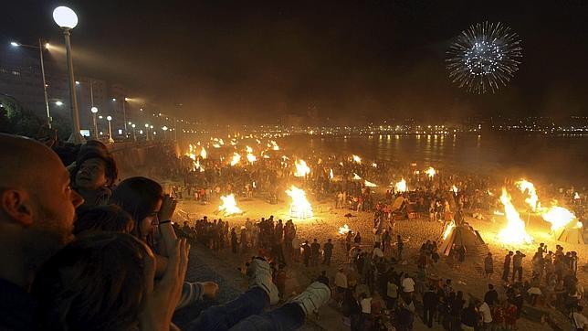 Miles de personas asisten en las playas del Orzán y Riazor a las tradicionales hogueras de San Juan