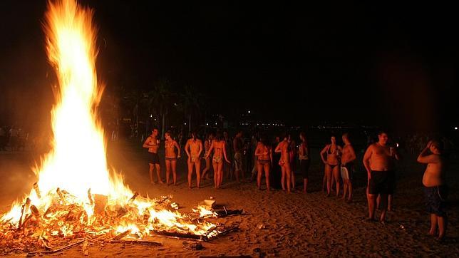Noche de San Juan en la playa de la Malagueta