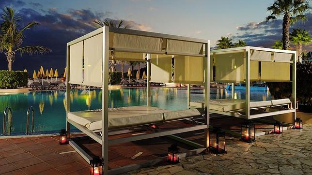 Camas balinesas junto a la piscina