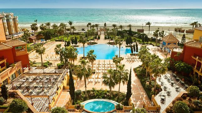 El hotel, las piscinas y la playa, en primera línea