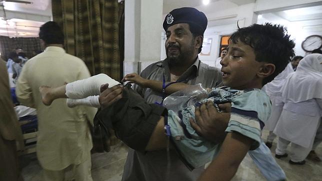 Al menos 14 muertos y decenas de heridos en un atentado suicida en un centro chií en Pakistan
